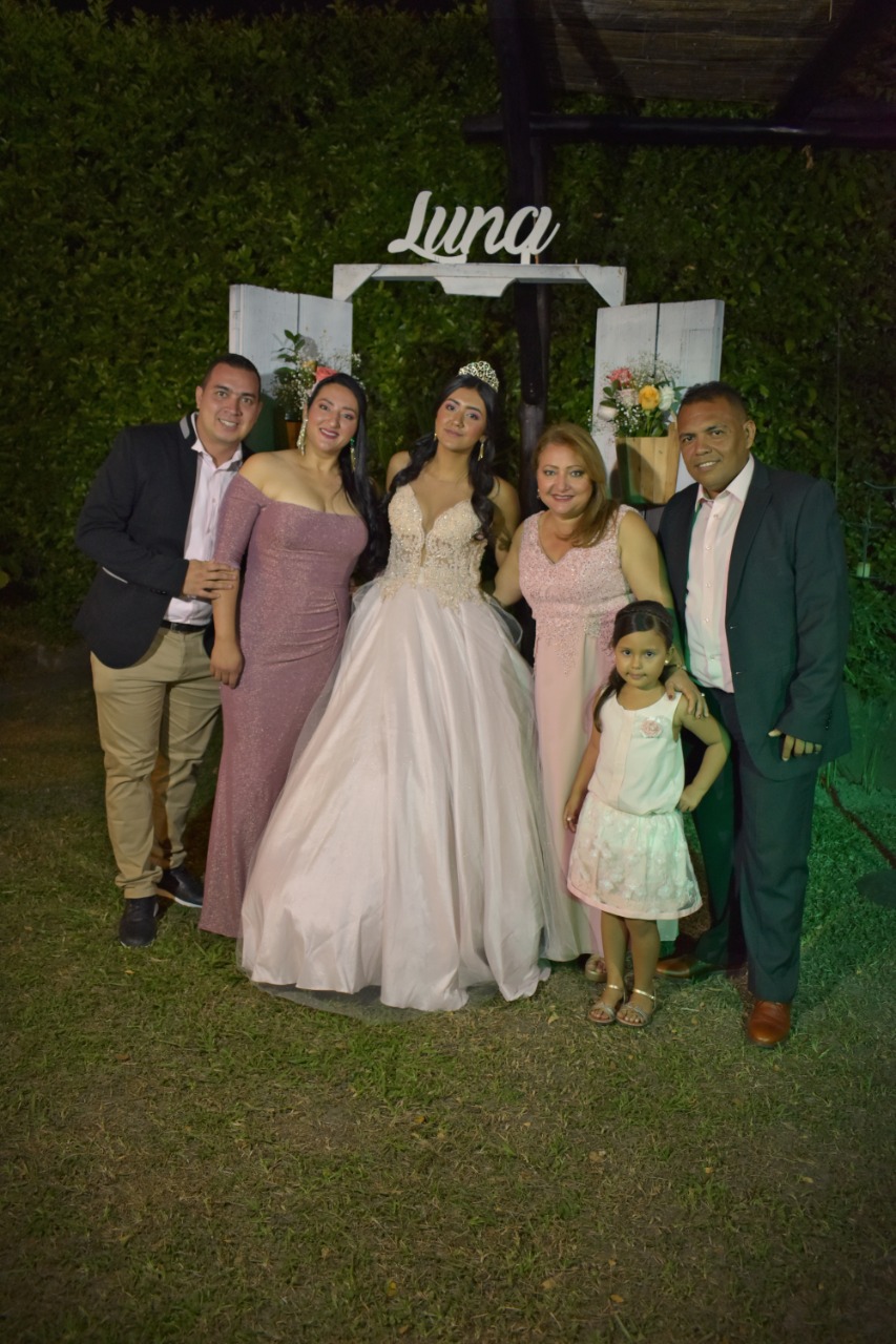 Luis Fernando Arcos, Maryuri Alexandra Polanía Meléndez, la homenajeada María Luna Contreras Polanía, Sandra Patricia Meléndez Díaz, Mariana Pastrana Meléndez y Estevinson Pastrana Flores.